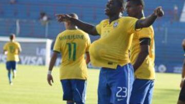 El jugador brasileño Yuri Mamute (c) celebra después de anotar un gol ante Paraguay.
