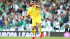 SEVILLE, SPAIN - SEPTEMBER 16: Claudio Bravo of Real Betis celebrates their side&#039;s fourth goal scored by Juanmi of Real Betis (not pictured) during the UEFA Europa League group G match between Real Betis and Celtic FC at Estadio Benito Villamarin on September 16, 2021 in Seville, Spain. (Photo by Fran Santiago/Getty Images)