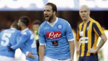 Higuaín celebra su gol.