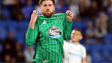 Álex Zalaya, jugador del Racing de Ferrol, fue expulsado por morder a un rival.