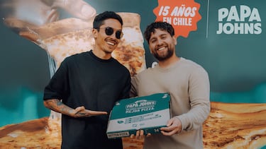 Una locura: influencers reparten pizza en un paradero de Santiago con forma de horno