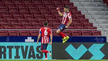 2-1. Luis Suárez celebró el segundo gol que marcó de penalti.