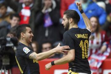 Yannick Carrasco celebra su gol con Ángel Correa.