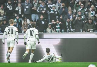 Scally roba los reflectores a Gio Reyna en Bundesliga