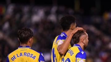 Chris Ramos y De la Rosa felicitan a Ontiveros tras su gol (Twitter Cádiz)