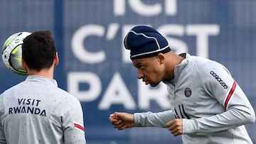 Paris Saint-Germain's French forward Kylian Mbappe (R) heads the ball during a training session at the club's Camp des Loges training ground in Saint-Germain-en-Laye, west of Paris, on April 28, 2022. (Photo by FRANCK FIFE / AFP)