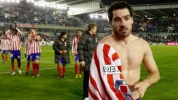 Los jugadores lo festejaron en el campo.