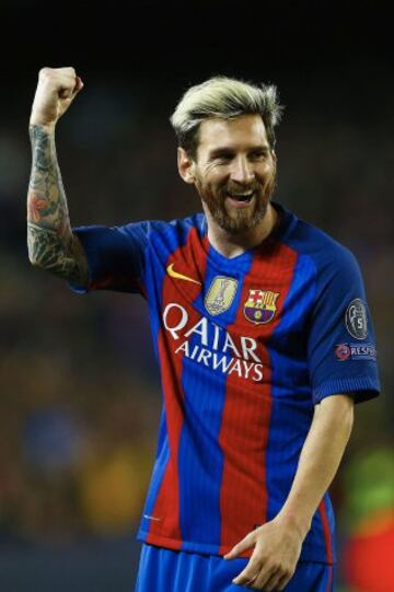 El delantero argentino del F. C. Barcelona, Leo Messi, celebra uno de los goles conseguidos por el jugador blaugrana, durante el encuentro correspondiente a la tercera jornada de la fase de grupos de la liga de campeones, que han disputado esta noche frente al Manchester City en el estadio del Camp Nou, en Barcelona.