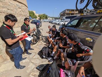 El equipo japonés, en una charla previa a tomar la salida en este Tour de Omán. (Foto: @JCL_UKYO)