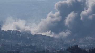 Smoke billows over southern Lebanon following an Israeli strike, amid ongoing cross-border hostilities between Hezbollah and Israeli forces, as seen from Tyre, Lebanon September 26, 2024. REUTERS/Amr Abdallah Dalsh