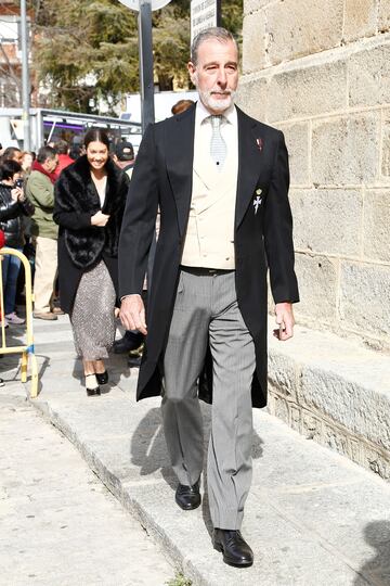 Los invitados llegan al enlace en la iglesia parroquial de Santiago Ap¨®stol en Cebreros, ?vila.