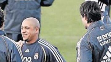 <b>RECUPERADO. </b>Capello ya sabe que tiene a Roberto Carlos listo para volver a jugar.