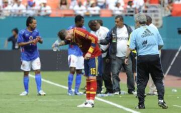 Sergio Ramos se refresca al final de partido. La Selección española acusó el calor y la humedad.