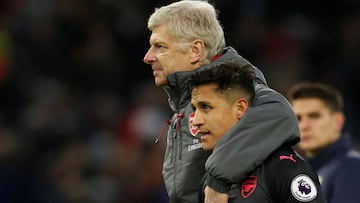 Wenger cuida a Alexis en la previa del choque con el United