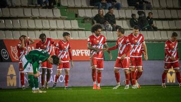 Los jugadores del Rayo celebran el gol de Pacha Espino.