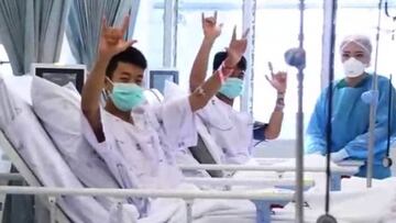 Varios de los ni&ntilde;os rescatados de la cueva Tham Luang son atendidos en el hospital, en la provincia de Chiang Rai (Tailandia).