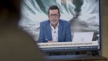 Presentador de noticias con el mar partido en dos, de fondo