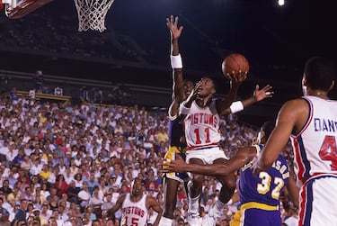 
Entre la NBA de Bird y Magic y la de Michael Jordan se colaron aquellos Pistons bien llamados bad boys, un anticipo brutal del baloncesto que vendría en la siguiente década. En la Final de 1989, los de la MoTown destrozaron (4-0) a unos Lakers lastrados de forma drástica por las lesiones de Byron Scott y Magic Johnson. Un año antes, los angelinos sacaron orgullo para ganar su quinto y último anillo de los dorados 80 en el séptimo partido, después de un sexto también legendario: Isiah Thomas, con un tobillo claramente lesionado, anotó 25 puntos en el tercer cuarto. En el último partido, en L.A., los Lakers se escaparon de la mano de Byron Scott y el MVP James Worthy pero los Pistons (con Isiah muy renqueante) tiraron de furia para ponerse a dos puntos. Whorty firmó en ese séptimo 36 puntos, 16 rebotes y 10 asistencias.