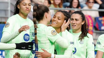 EIBAR, 02/03/2025.- Ladelantera del F.C. Barcelona Claudia Pina (c) celebra con sus compañeras tras marcar el octavo gol del equipo ante el Eibar, durante el partido celebrado en el estadio Municipal de Ipurua en Eibar, este domingo. EFE/Juan Herrero