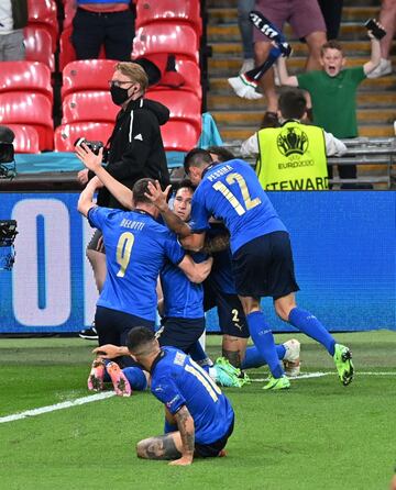 1-0. Federico Chiesa celebra el primer gol.