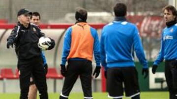 Aguirre dirigiendo el entrenamiento del Espanyol.