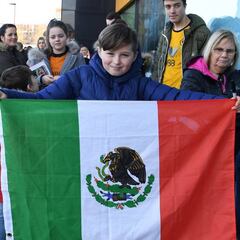 Raúl Jiménez tiene bonito gesto con pequeño fan de los Wolves