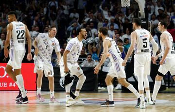 Los jugadores del Real Madrid celebran la victoria y la clasificación a la Final Four de la Euroliga.