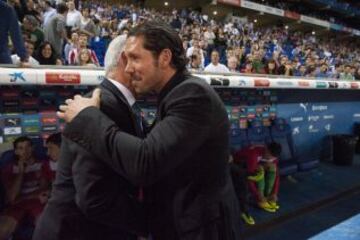 Espanyol-Atlético de Madrid. Javier Aguirre y Simeone se saludaron antes de comenzar el encuentro.
