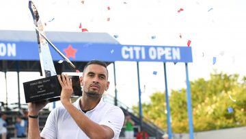 Nick Kyrgios posa con el trofeo de campe&oacute;n.