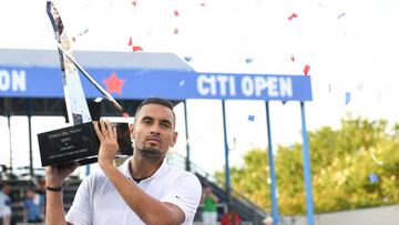 Nick Kyrgios posa con el trofeo de campeón.