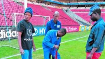 <b>ACONDICIONAMIENTO. </b>Cuatro operarios arreglan el césped del Ellis Park de Johannesburgo.