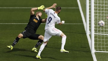 Benzema marca un gol que posteriormente fue anulado en el Real Madrid-Eibar de LaLiga Santander.