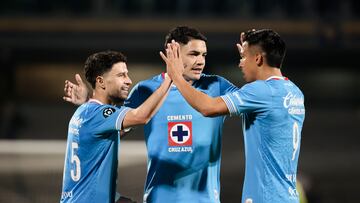 AME9406. CIUDAD DE MÉXICO (MÉXICO), 11/02/2025.- Gabriel Fernández (c) de Cruz Azul celebra un gol este martes, durante un partido de vuelta de la primera ronda de la Copa de Campeones Concacaf 2025 entre Cruz Azul y Real Hope en el Estadio Olímpico Universitario, en Ciudad de México (México). EFE/ José Méndez