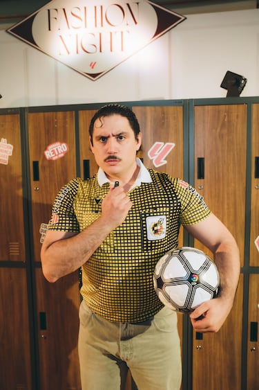 The shirt is inspired by the referee kit introduced at the 1994 World Cup in the United States, a moment that marked a turning point in the look of international officiating. That tournament broke away from the traditional “men in black,” introducing vibrant colors and geometric patterns promoted by FIFA and Adidas to improve TV visibility, avoid clashes with dark kits, and make referees easier to identify on the pitch.

The design brings back that iconic aesthetic, also seen in the Copa del Rey final on June 24, 1995—remembered for the historic hailstorm that forced the match to be suspended in the 79th minute at the Santiago Bernabéu—reinterpreting the model with modern manufacturing and the integration of current sponsors to strengthen the link between memory, innovation, and the present.