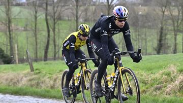 Wout van Aert, durante el reconocimiento del pavés de Omloop.