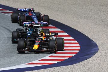 Checo Pérez supera a George Russell y ya está a punto de entrar en la zona de puntos. El mexicano ya dijo ayer después de la esprint que el objetivo era el 'top-5'.