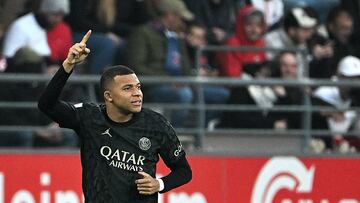 Paris Saint-Germain's French forward #07 Kylian Mbappe celebrates after opening the scoring during the French L1 football match between Stade de Reims and Paris Saint-Germain (PSG) at Stade Auguste-Delaune in Reims, northern France on November 11, 2023. (Photo by FRANCOIS NASCIMBENI / AFP)