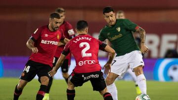 Athletic Bilbao's Spanish defender Yuri Berchiche (L) vies with Real Mallorca's Spanish defender Joan Sastre (C) and Real Mallorca's Spanish midfielder Daniel Rodriguez during the Spanish league football match RCD Mallorca against Athletic