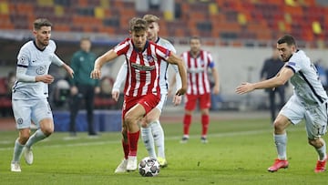 Marcos Llorente, del Atl&eacute;tico, perseguido por tres jugadores del Chelsea.