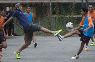 El jugador del Barça, junto a Nike, fue a buscar a un niño a su casa y le acompañó al colegio, donde jugaron un partido con sus amigos.