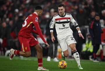 Trent Alexander-Arnold y Dalot buscan la posesión del balón. Los equipos disputaron con intensidad en cada parte del campo.