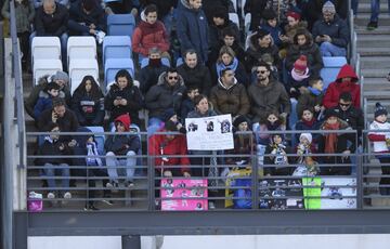 Aficionados madridistas acudieron con pancartas para estar cerca de sus ídolos