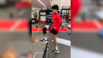 El extremo del Liverpool compartió en sus redes su labor para mejorar tras su cirugía de rodilla.