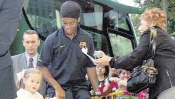 <b>MADRID SE VOLCÓ CON RONALDINHO.</b> El brasileño fue el más aclamado en la llegada del Barça a su hotel madrileño. Como siempre, el genio no escatimó sonrisas.