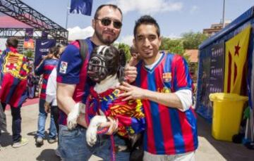 La afición del Barça disfruta de las instalaciones de la fan zone en el antiguo Matadero de Madrid.