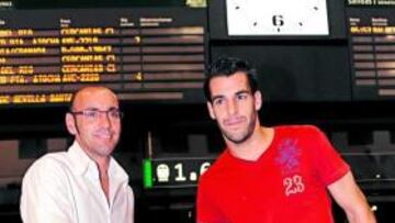 <b>EN SEVILLA. </b>Monchi y Negredo, en la estación de Santa Justa.