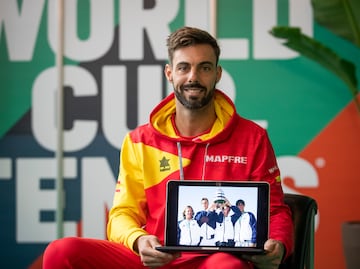 Marcel Granollers, en 2019, con una foto de la Davis júnior que conquistó junto a Rafa en 2002.