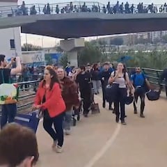 La imagen es admirable: la marcha de miles de personas caminando desde Valencia para ayudar a los afectados por la DANA