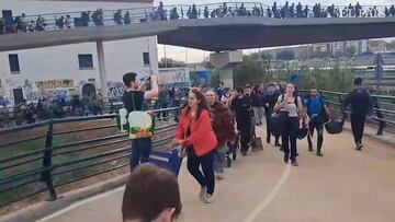 La imagen es admirable: la marcha de miles de personas caminando desde Valencia para ayudar a los afectados por la DANA