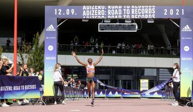 Tirop (10k) y Teferi (5K) baten dos r¨¦cords del mundo para Adidas